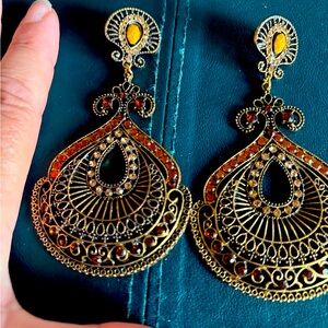 Elegant Gold and Black Filigree Earrings